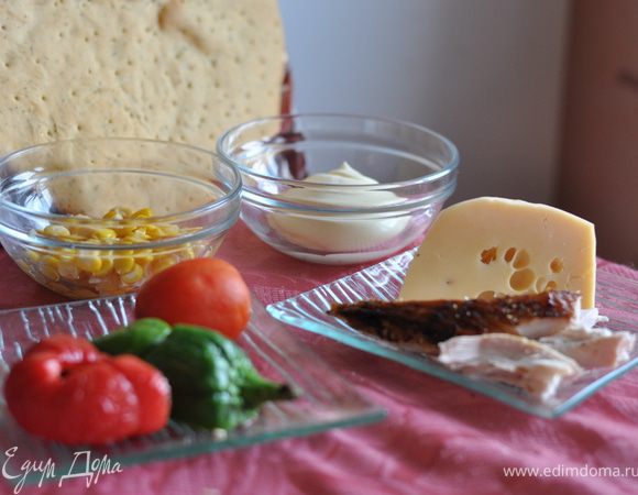 1. заготовки для пиццы смазываем сметаной.
2. выкладываем предварительно отваренную или запеченную нарезанную соломкой куриную грудку
3. выкладываем кукурузу
4. ломтики сладкого болгарского перца и помидоры нарезанные кольцами. 
5. все затераем сыром и в духовку на 10 минут