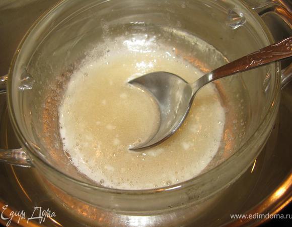 Желатин заливаем водой. Ставим на водяную баню, чтобы он полностью растворился.