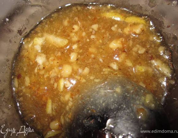 Теперь готовим соус:цедру лимона и грецкие орехи измельчить (я блендером делала), и аккуратно перемешать с медом.