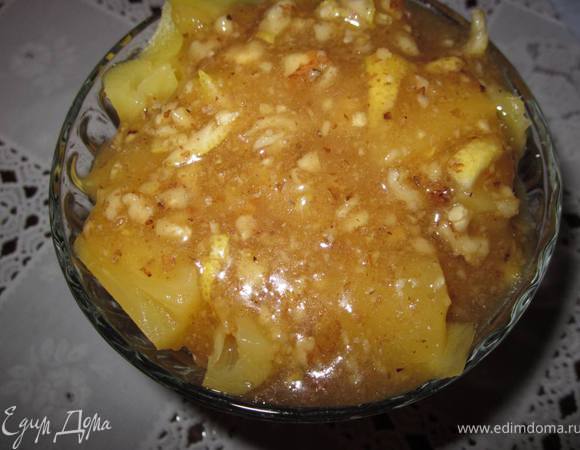 В креманки разложить мандарины и ананасы,сверху полить сладким соусом. Можно немного охладить в холодильнике,но недолго,так как фрукты могут дать сок и получиться водичка.Приятного аппетита!!!