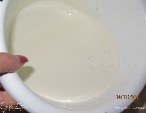 Яйца взбивать 5 минут. Надо чтобы они увеличились вдвое. Затем добавить 1/3 стакана сахара, немного повзбивать и также добавить все следующие доли стакана сахара. Взбиваю я 12 минут. Должна получится белая масса, по густоте как сметана.