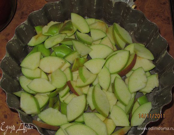 Форму смазать маслом, я смазываю маргарином. На дно выложить яблоки и посыпать корицей. Я хорошо перемешиваю руками, чтобы яблоки промазались корицей.