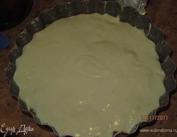 Вылить сверху яблок тесто и поставить в духовку на 40 минут. 