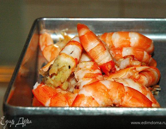 Пока тесто отдыхает, приготовим начинку. Сначала очистим королевские креветки от голов и панциря. Они, вместе с кальмарами, составят основу нашей начинки – креветочный мусс.