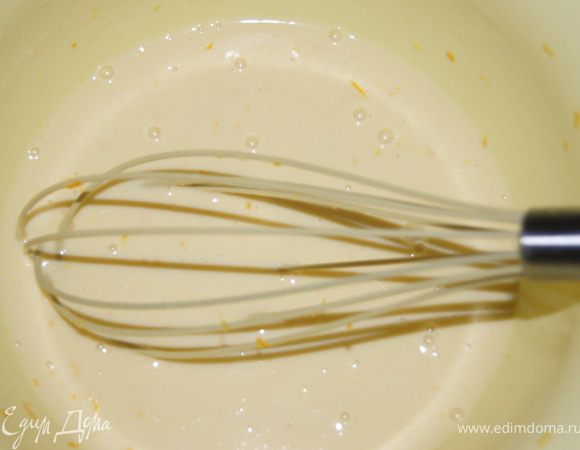 Яйца взбить с сахаром венчиком. Добавить молоко, сметану и цедру апельсина.