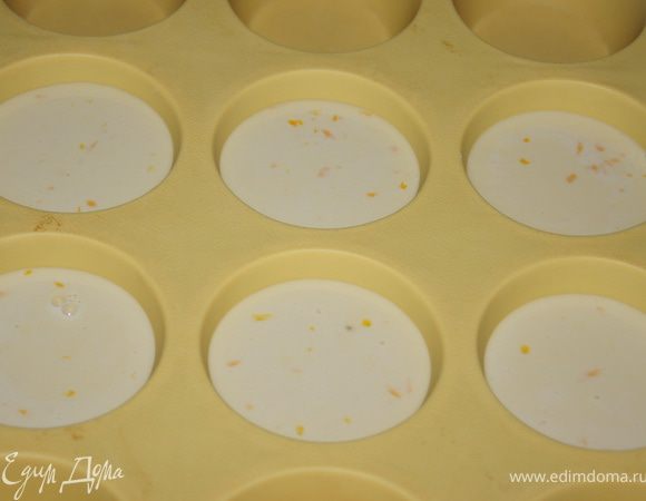 Духовку нагреть до 120С. Разлить по формочкам, у меня силиконовая. Лучше если есть отдельные формочки, тогда удобнее доставать их.
Выпекать 1 час при температуре 110-120С.
