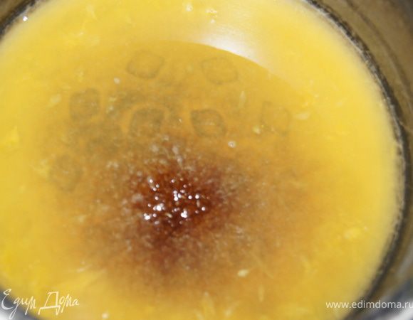 Варим сироп: апельсиновый сок, мед, сахар и корицу поместить в небольшую кастрюлю и проварить 5-10 минут. Дать остыть.