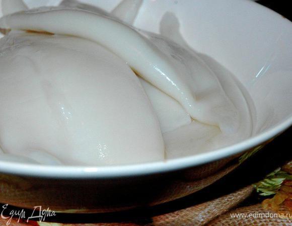 Теперь пропустим мясо креветок и кальмаров через мясорубку через мелкую сетку. Перемешаем с густой сметаной и наш великолепный мусс готов.