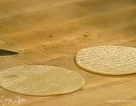 Начинаем с теста. Хотя можно использовать и готовое тесто для пельменей, если нет времени или лень возиться. Все предельно просто. Яйца хорошенько взбить с солью , добавить 100мл воды. Муку просеять в большую миску и вылить туда яичную смесь.  Вымесить тесто, по необходимости добавляя воду. Вымешанное тесто скатать в шар, присыпать мукой, завернуть  в пищевую пленку и оставить на 30минут.  