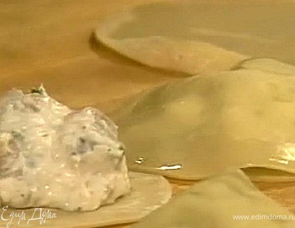 Достаем наше тесто, делим его на части и тонко раскатываем в пласты. Теперь берем два стакана разного диаметра – один побольше, а другой поменьше (разница примерно в 1см). Меньшим стаканом вырезаем из теста нижнюю часть  вонтона, большим – верхнюю. На нижнюю часть выкладываем ложку нашей начинки, а верхнюю смазываем водой при помощи кисти и накрываем вонтон сверху.