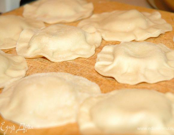 Остается только защипнуть края теста по кругу и наши вонтоны готовы к приготовлению. Я делал по 5-6 штук и пока они готовились, лепил следующую партию. Всего получилось около полусотни штук.