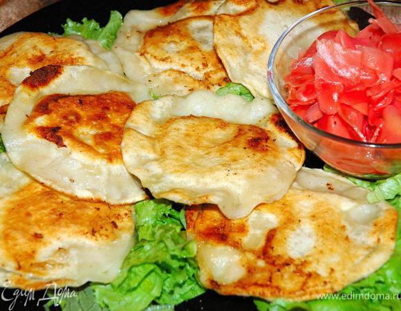 Подаем вонтоны к столу. На широкую тарелку порвем немного салатных листьев и сбрызнем их оливковым маслом и лимонным соком. Теперь выложим поверх наши вкуснейшие хрустящие вонтоны и подадим с лепестками маринованного имбиря и соусом терияки. Вонтоны исчезают с тарелок со страшной скоростью, Вам только остается успевать готовить следующую партию и слушать восторженные возгласы! Приятного аппетита!