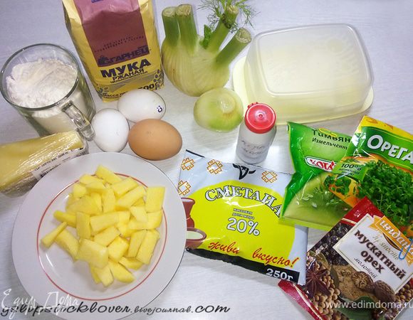 Для приготовления теста всыпать всю муку в миску и нарубить туда холодное сливочное масло. Слегка посолить и руками перетереть массу в крошку. Далее добавить яйцо, сметану и воду и замесить тесто. Сформировать плотный шар из теста, завернуть в пищевую пленку и отправить в холодильник на 30 мин.