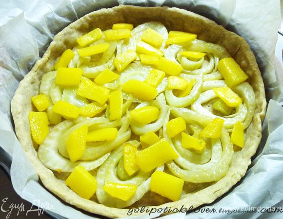 Достать корж, выложить начинку слоями: на дно - кольца фенхеля, далее цукини и лук.