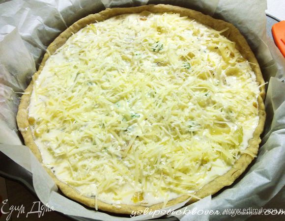 Заполнить заливкой и присыпать сверху сыром. Снизить t до 180 С и снова отправить в духовку на 15-20 мин.