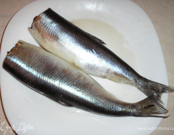В принципе все предельно просто: размораживаем нашу сельдь, моем и очищаем от головы.