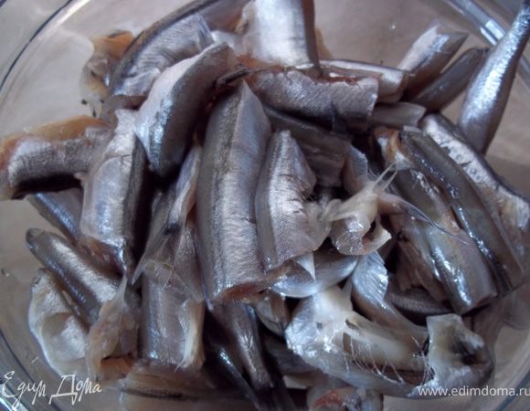 свежую мойву помыть, отделить головы и внутренности, еще раз хорошо помыть, слить воду, откинуть на друшлаг и дать стечь остаткам воды. Подготовленую мойву посолить и приперчить.