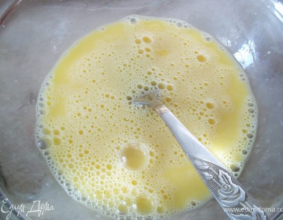 Яйца взбить, добавить муку...