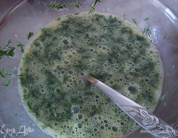 смецать яичную смесь с укропом.