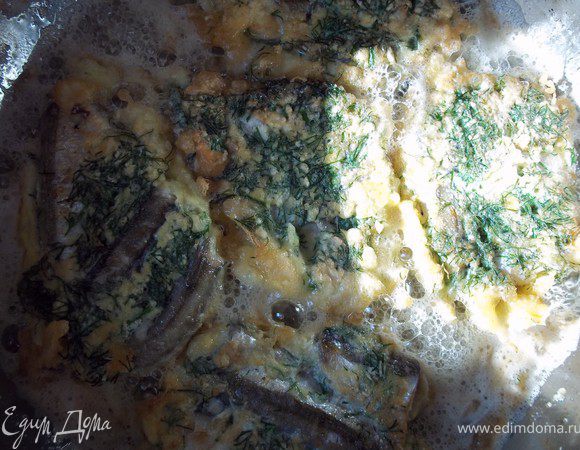 Смешать яичную сместь с мойвой, затем большой ложкой набираем мойву и выкладываем на сковородку,формируя биточек. Обжариваем с обеих сторон, на небольшом огне.