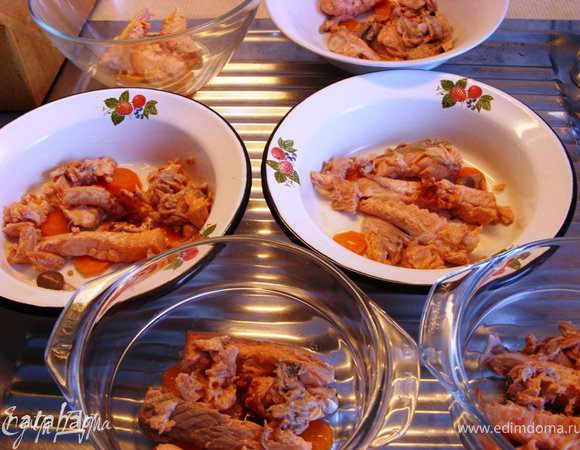 Выключить бульон. Достать рыбу и  морковь. Головы и хвосты очистить от кожи и отделить мясо рыбы от костей. Морковь порезать на небольшие "пятаки". Разложить по заранее приготовленным мисочкам-салатникам (у меня не было одинаковых) морковь и мясо рыбы.