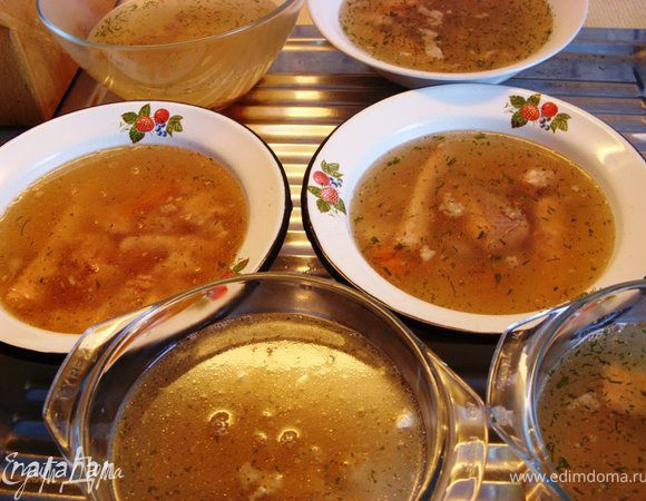 Бульон процедить через сито. Добавить в него разведённый желатин. Хорошо размешать и равномерно разлить по мисочкам-салатникам.