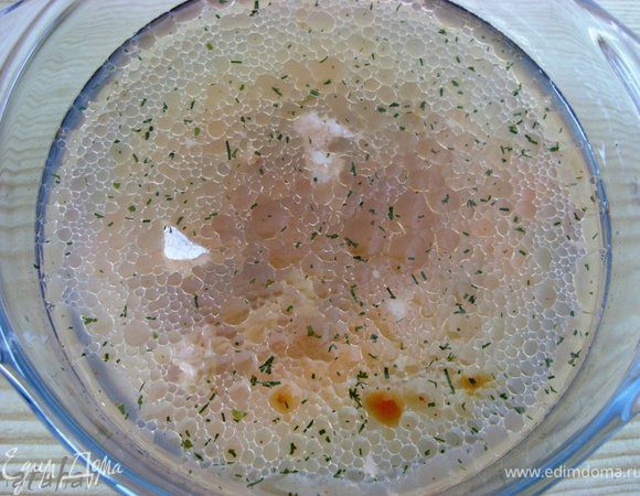 Накрыть заливное блюдцами и вынести на ночь на холод (на лоджию-балкон) или поставить в холодильник. В эту ночь на улице было +4. Утром заливная рыба была готова. Получилось очень вкусно, но "дрыгла" (так мой сын называл в детстве желе) из-за того, что желатина было маловато и бульон от рыбы сёмги жирноват, получилось не очень плотным. Но самое главное - мужу понравилось. Приятного аппетита и Вам. 