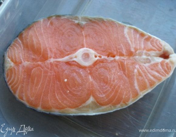 Стейки сёмги вымыть под проточной водой и высушить с помощью бумажных полотенец.
Посолить и поперчить рыбу.
