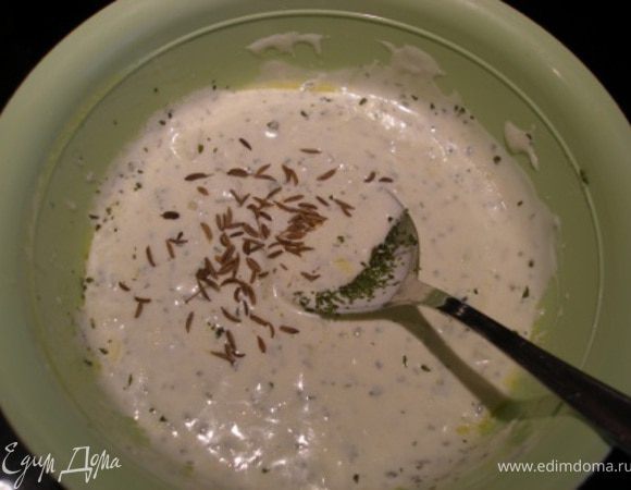 Смешать все ингредиенты для соуса. 