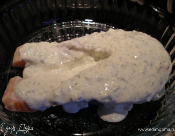 Рыбу выложить в форму, залить сверху соусом.
Запекать 25-30 мин. при температуре 220С. 
