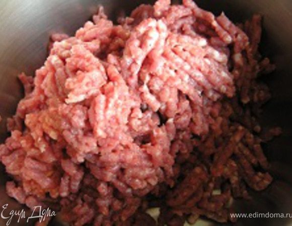 Говядину очистить от прожилок и жира, нарезать кусочками. Провернуть через мясорубку.  Валентино пишет, что через мясорубку надо пропустить и сладкий перец и петрушку и чеснок, но в первый раз мне это не понравилось, слишком мелко, и я начала экспериментировать. Итак,