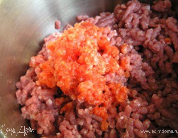 добавить измельченный сладкий перец. Все 3 раза я измельчала по-разному: пробовала пропустить через мясорубку, терла на терке и измельчала в блендере :) Вариант в блендере мне больше понравился.
