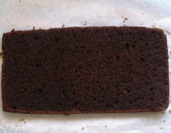 Коржи выпекать при температуре 180 градусов в течении 10-30 минут (зависит от вашей печи). Не пересушивать бисквит, проверять готовность деревянной шпажкой.