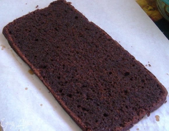 Я испекла два коржа в прямоугольной форме. Затем каждый корж разрезала вдоль и пропитала.
