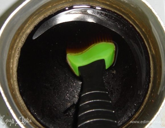 Пропитка готовится в то время, как печётся первый корж. Для этого в кипящей воде растворить сахара и кофе, немного проварить.