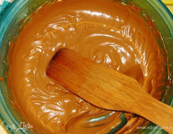 Крем готовится следующим образом: сгущёнку взбиваем с размягчённым маслом и молоком.