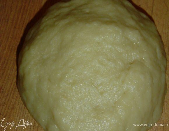 Начинаем с приготовления теста. Для этого воду смешайте с маслом, солью и, постепенно добавляя муку, замесите тесто. Затем накройте тесто полотенцем и дайте ему отдохнуть минут 20–25.