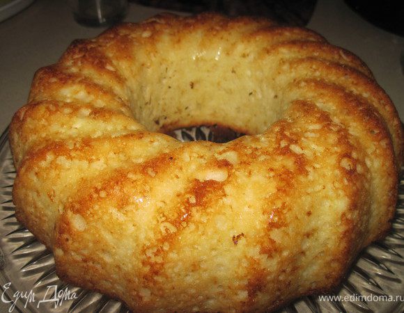 Яйца взбить с сахаром и солью, добавить творог, взбить. 
После добавить масло комн. темп., манку, муку, ваниль, разрыхлитель и кокос. стружку. Все хорошенько перемешать.
Выложить тесто в смазаную форму и выпекать при 180* 30-35 мин.
