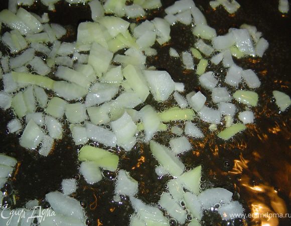 Пока тесто отдыхает, займитесь начинкой. Для этого обжарьте мелко нарезанный лук и морковь до прозрачности. Капусту квашеную отожмите и добавьте в сковороду к луку.