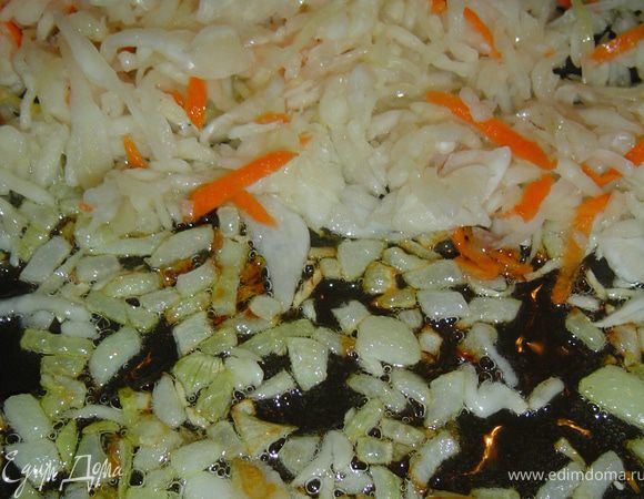 Жарьте до слегка золотистого цвета.