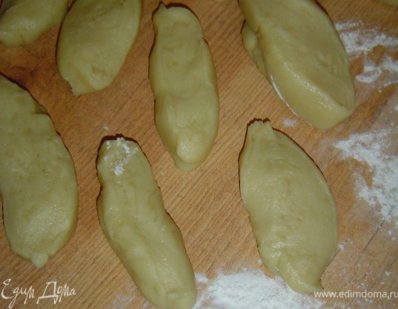Тесто получается очень податливое, разделите его на 14–15 частей.