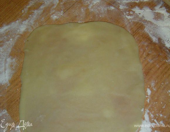 Тонко раскатайте его в прямоугольник.