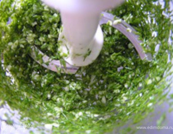 Измельчить чеснок и зелень в блендере,