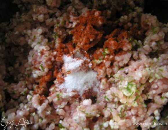 Приправить паприкой, солью и перцем.