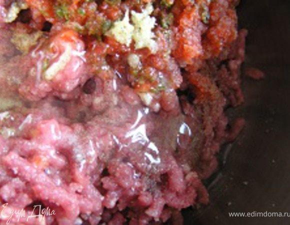 Добавить белки и тщательно перемешать. Как-то я попробовала использовать просто яйцо и особой разницы не ощутила :) Так что если Вам желтки девать некуда, то добавьте 1 яйцо.