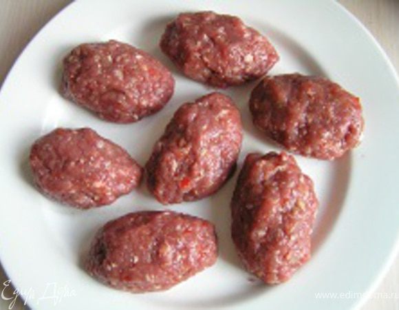 Вылепить небольшие котлетки (в зависимости от размера у меня получалось от 10 до 14 штук).