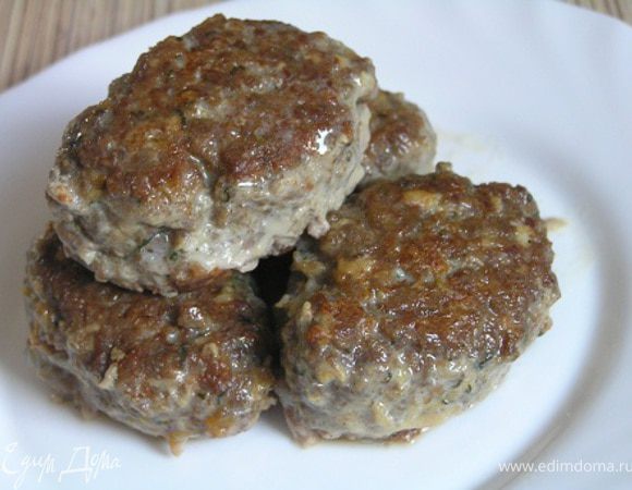 В качестве гарнира Валентино Бонтемпи предлагает жареный картофель в мундире или лук-шалот, запеченный в духовке в соли (смочить слегка соль водой, чтобы прилипала). Готовить 20 минут при 160*С. Bon appetit! :)