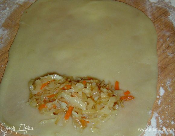 На край положите начинку.