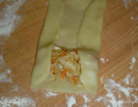 Края теста заверните.