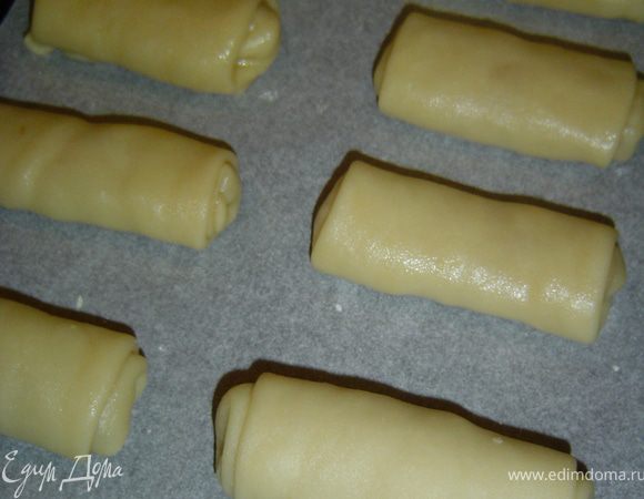 Пирожки положите на противень, застеленный пергаментной бумагой.